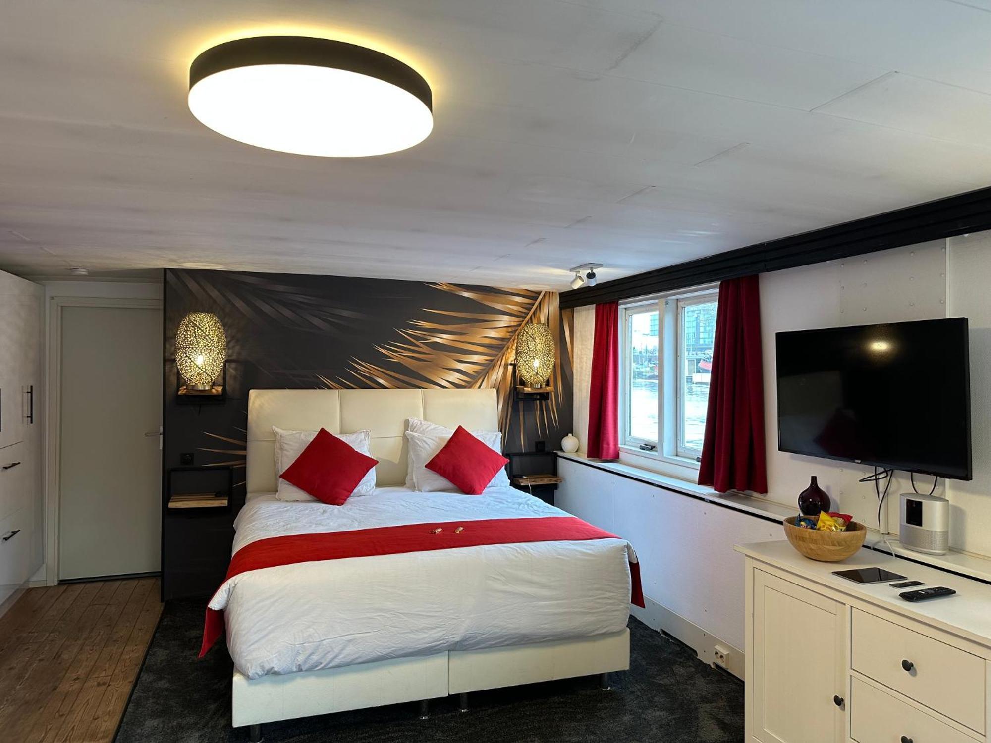 Boat No Breakfast Hotel Амстердам Екстериор снимка
