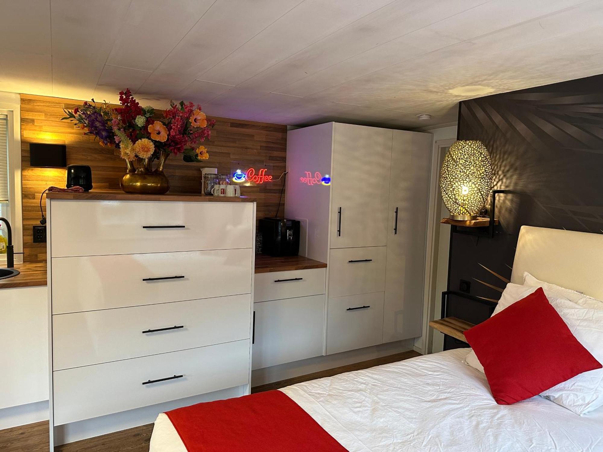 Boat No Breakfast Hotel Амстердам Екстериор снимка